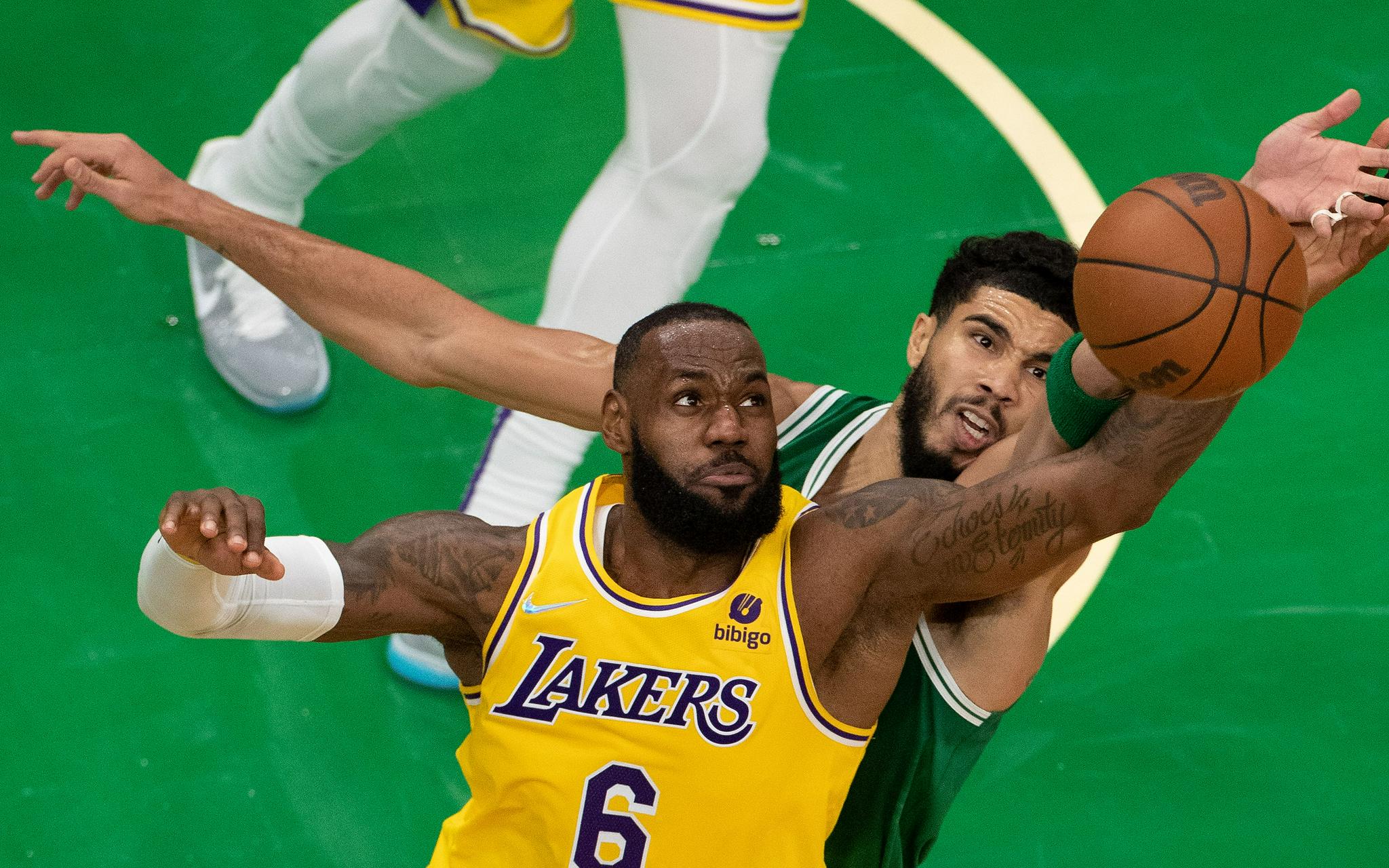 湖人横扫凯尔特人，王哲林高光表现