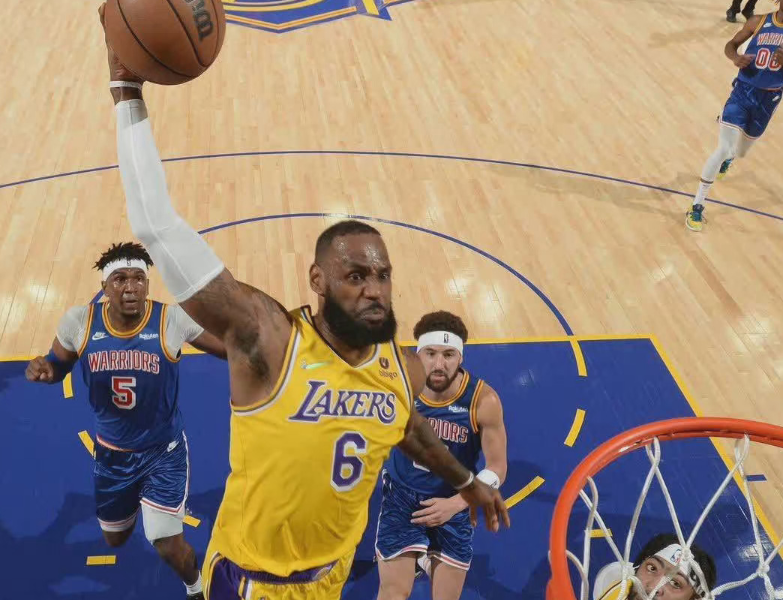 上海队逆转湖人，克莱惊艳四座